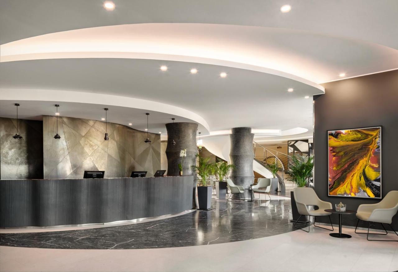 Una Hotels Malpensa Cerro Lago Maggiore Esterno foto